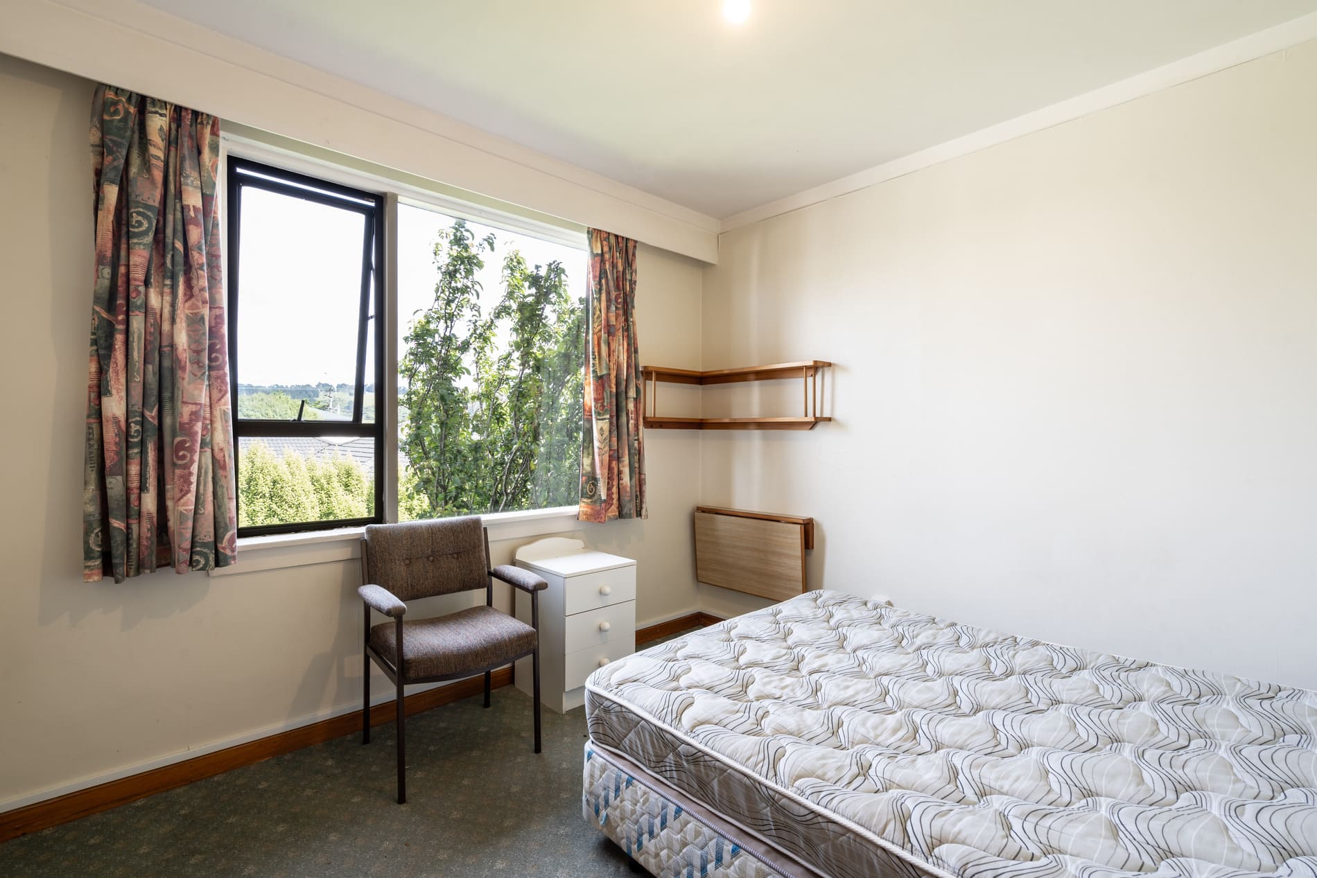 Furnished double room with double bed and wardrobe